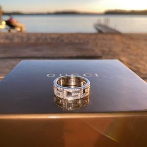18k gucci G band diamond ring
